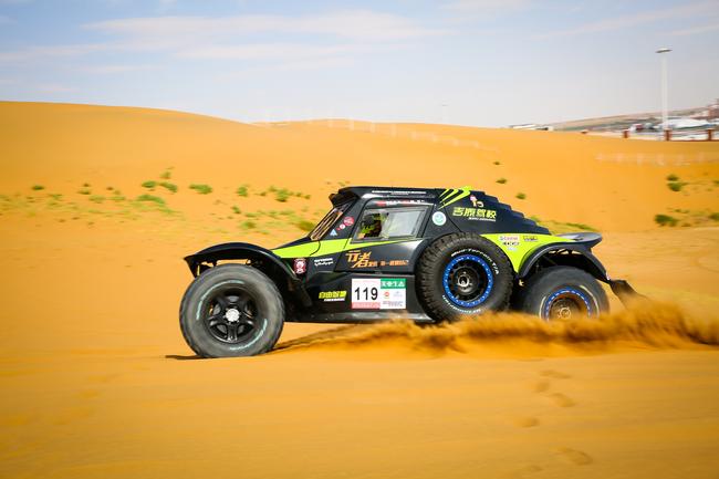 赛比赛的发车及开幕式在阿拉善盟沙漠深处的"梦想沙漠公园"隆重举行