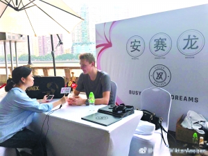 安赛龙把本报记者对他进行专访的照片上传到个人微博上