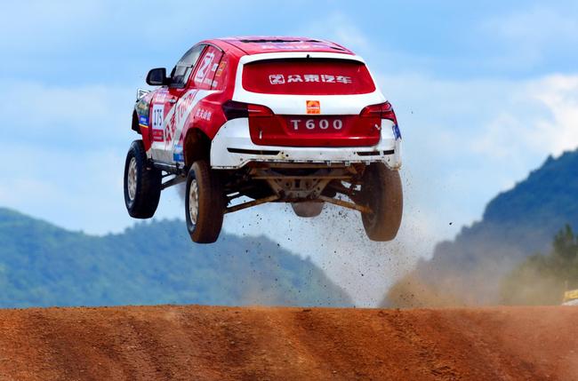 场地越野锦标赛在武陵山国际汽车城铜仁赛车场进行了排位赛的激烈争夺