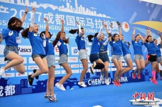 9月24日，首届雄安马拉松鸣枪开赛。中新社记者 韩冰 摄