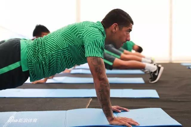 健身的方法有很多，其实有些锻炼的方法在家里就可以做