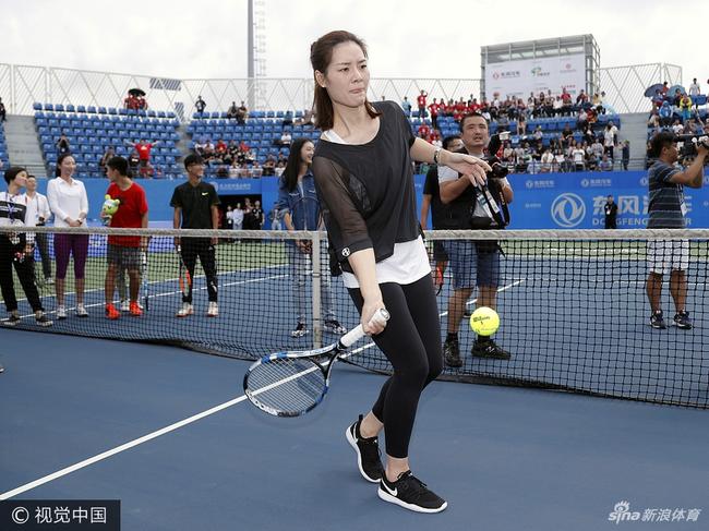 筹办网球学校筹划自传电影，退役后的李娜要做商人。