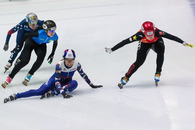 周洋（右一）在女子1500米预赛中，与俄罗斯选手艾菲尔门科娃（右二）发生碰撞，被判罚犯规出局。新华社发（弗尔季·奥蒂洛摄）