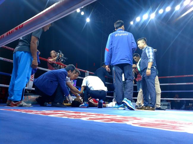 泰国拳手被击倒送医