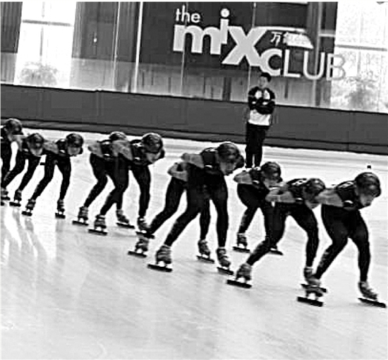 正在训练中的浙江短道速滑队。