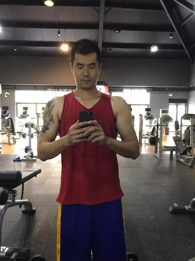 王仕鹏晒健身照 身材这么壮硕哪像退役的球员