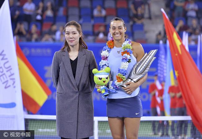 李娜为武网冠军加西亚颁奖