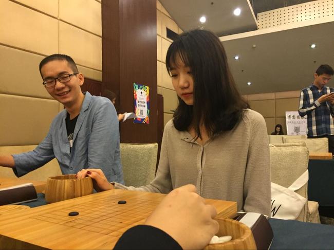 美女棋手出战大学生赛