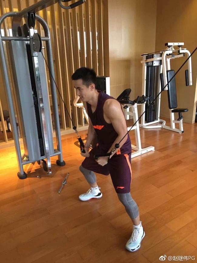 "赵继伟在微博上这些写到,同时晒出了他进行个人训练的照片.