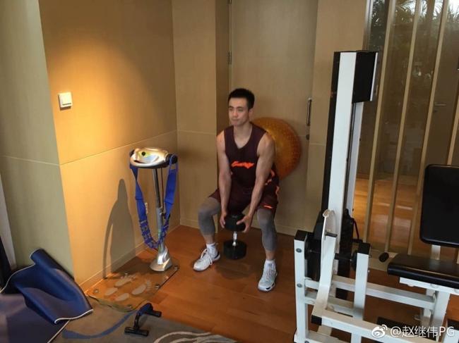 "赵继伟在微博上这些写到,同时晒出了他进行个人训练的照片.