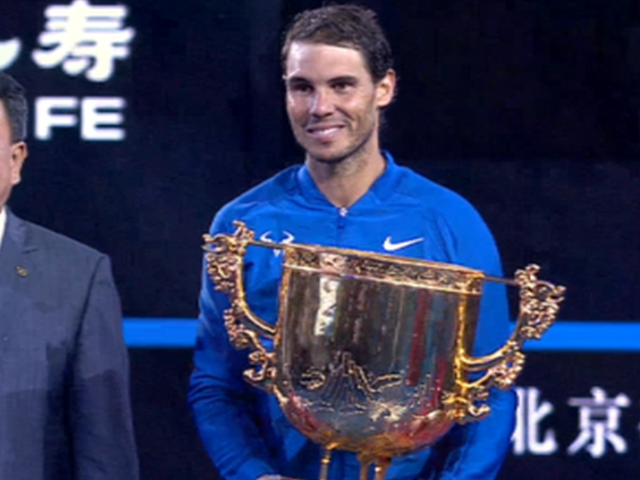 赛后颁奖纳达尔捧杯