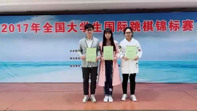 颁奖现场，方文希(中)获冠军