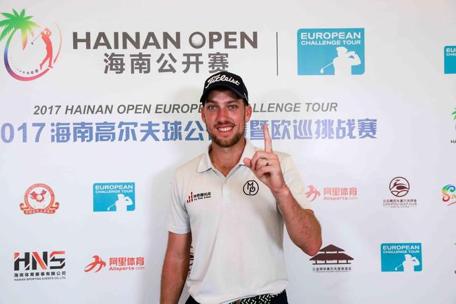 佩里打出一杆进洞