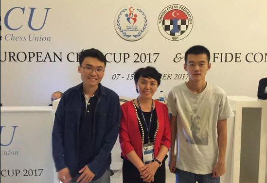 国象部主任田红卫与中国棋手余泱漪丁立人