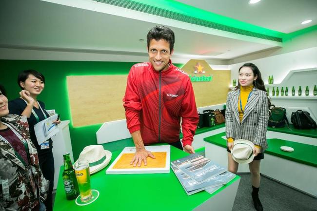 梅罗与球迷互动