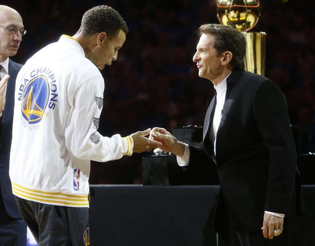 库里接受总冠军戒指
