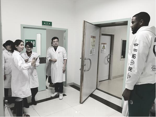 新疆队外援肖恩-朗抵达球队