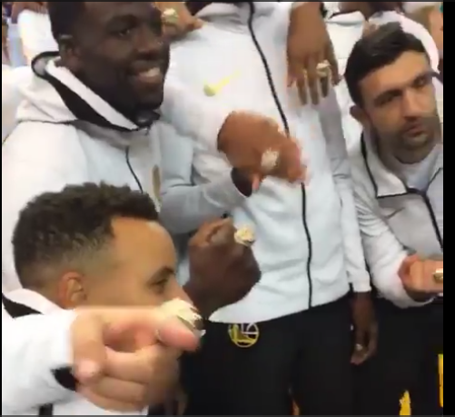 勇士众球星展示总冠军戒指