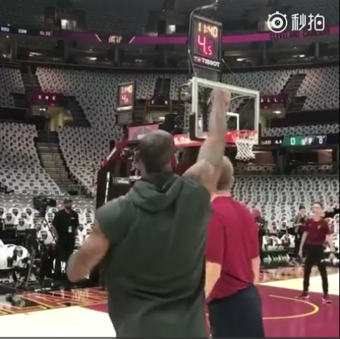 詹姆斯赛前热身连中三分