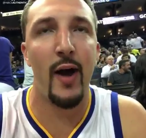 冒牌汤神场边接受采访