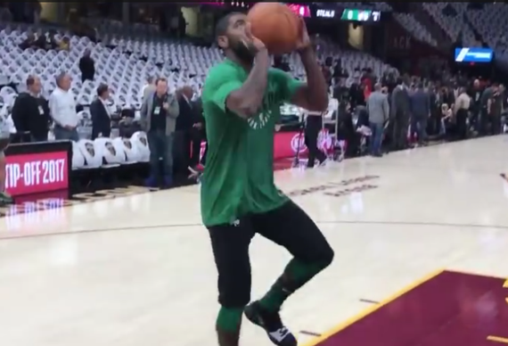 欧文披上绿军战袍热身