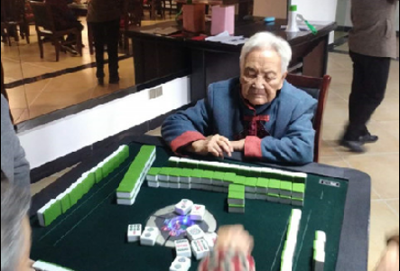 图为正在聚精会神参加麻将比赛的95岁老人陈杏筠。尚一网通讯员 刘百胜 摄