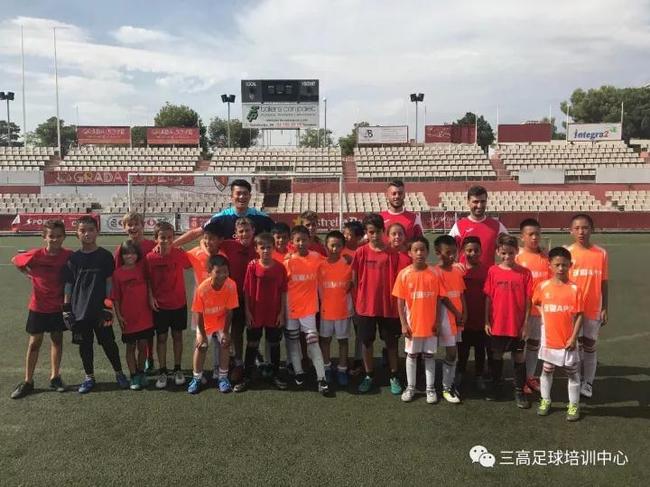 小球员及教练合影