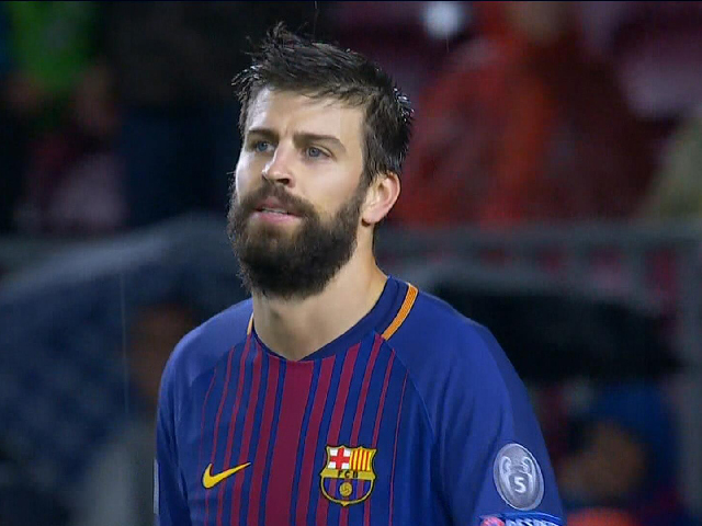 尴尬了!皮克红牌瞬间 现场亚洲球迷却疯狂庆祝