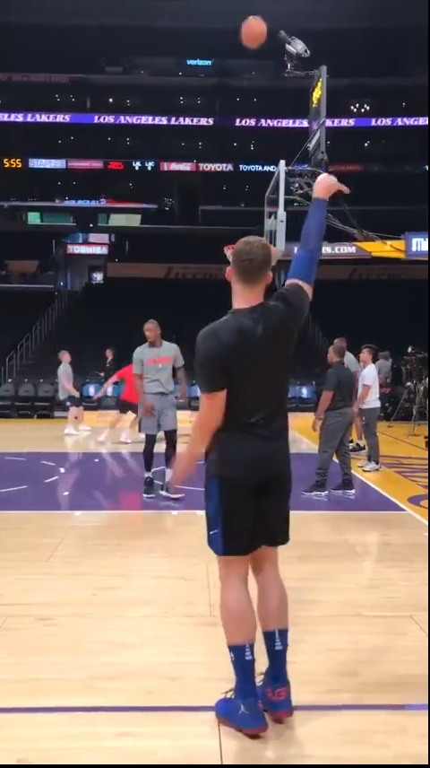 格里芬赛前热身练三分