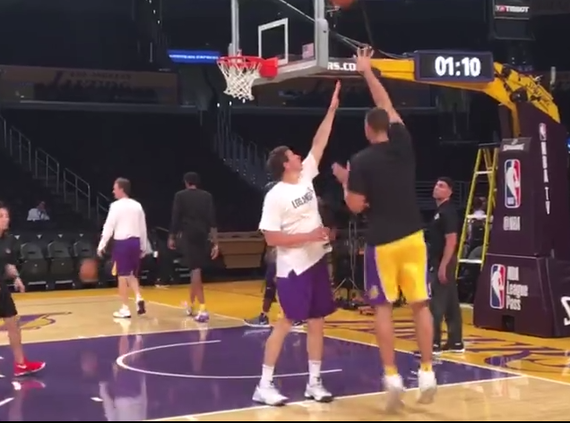 大洛佩兹热身半转身勾手