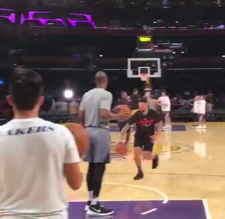 小里弗斯热身中投和三分