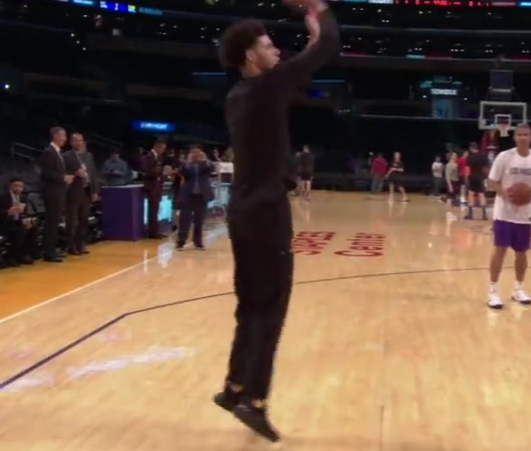 球哥赛前穿自家球鞋热身