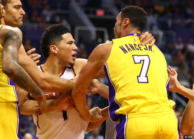 布克在比赛中与南斯发生冲突