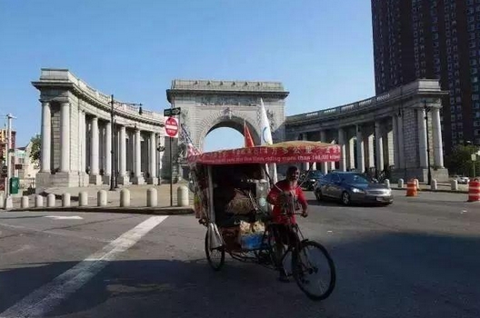 陈冠明骑行在路上