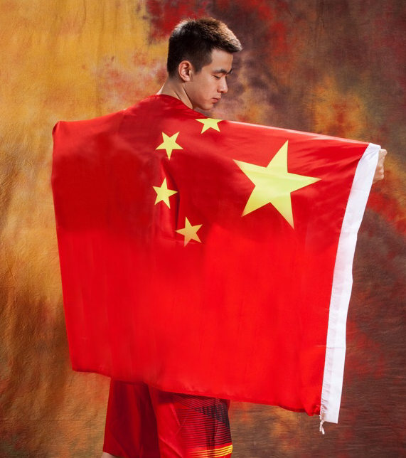 赵继伟晒出身披国旗照片为祖国打call