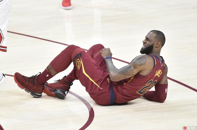 詹姆斯扭到脚踝痛苦倒地
