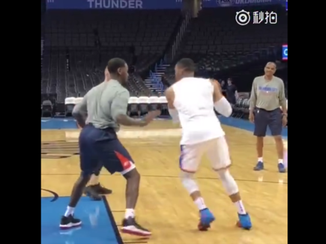 威少赛前提前到场训练