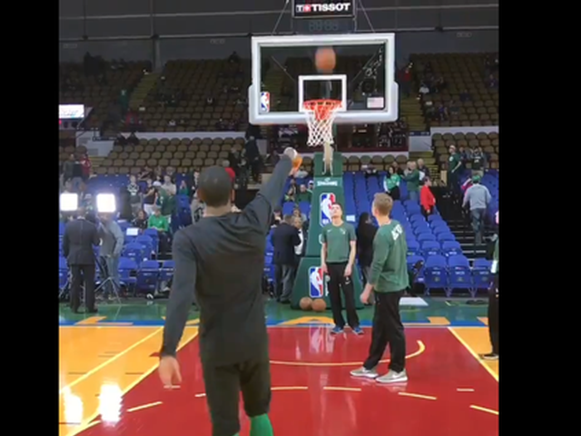 欧文24分之夜赛前训练