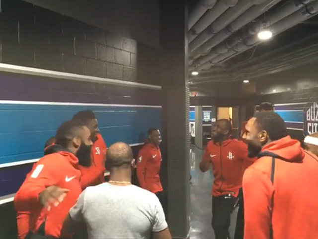 火箭赛前球员通道热舞