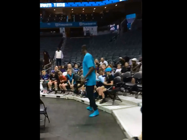 马文将球鞋赠予球迷