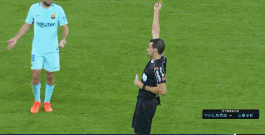 乌姆蒂蒂向裁判鼓掌