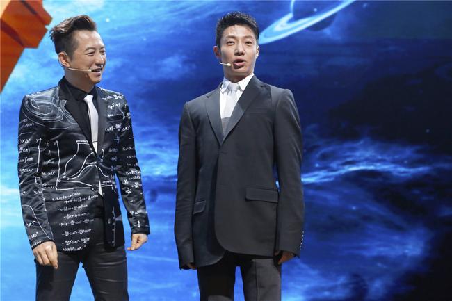 小撒穿孙杨西服