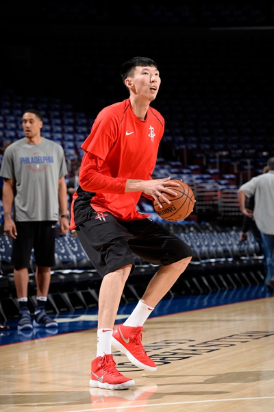 周琦在火箭队比赛前热身。视觉中国供图