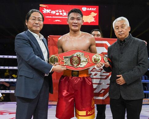 中国拳击协会主席张传良和中拳体育董事长吴迪为王港颁发金腰带