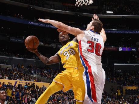 替补出场的兰德尔也很拼