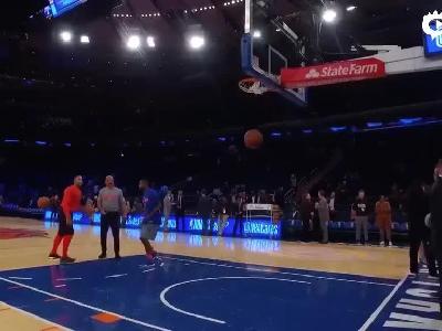 圆脸登赛前热身轻松一扣