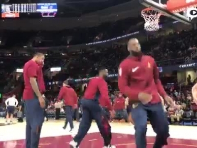 詹姆斯赛前轻松单手暴扣