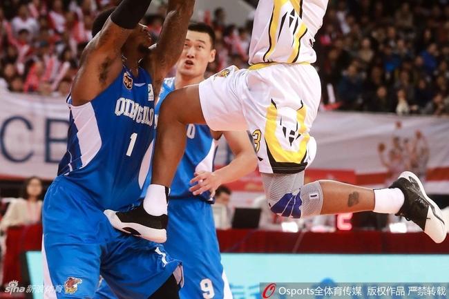 现场摄影师捕捉到马布里的上篮动作