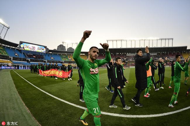 国安球员沮丧离场