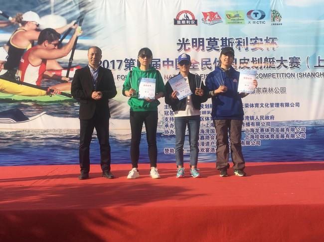 　　中国皮划艇协会海洋艇委员会副主任、深圳市天荣体育文化管理执行副总裁 　　梁枫先生为获奖选手颁奖